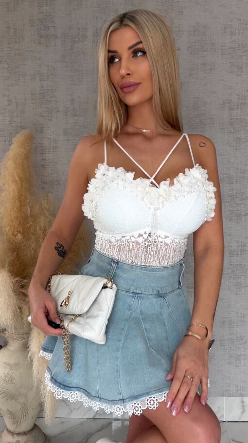 Elegancki biały TOP zdobiony tiulowymi kwiatami - R758