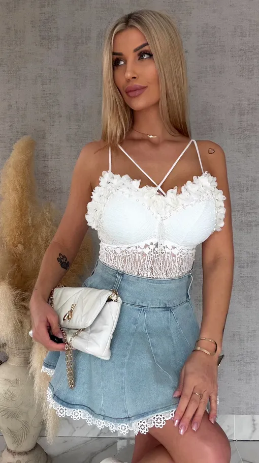 Elegancki biały TOP zdobiony tiulowymi kwiatami - R758