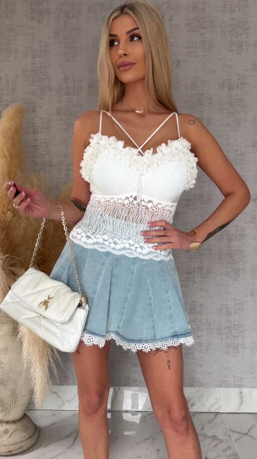 Elegancki biały TOP zdobiony tiulowymi kwiatami - R758