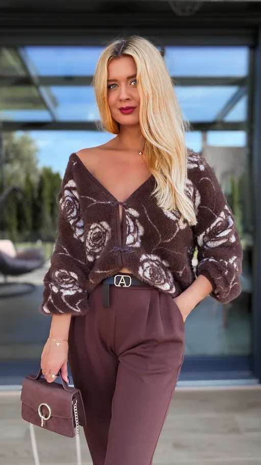 Czekoladowy sweter FLUFFY w kwiaty zapinany na haftki ONE SIZE - R108A