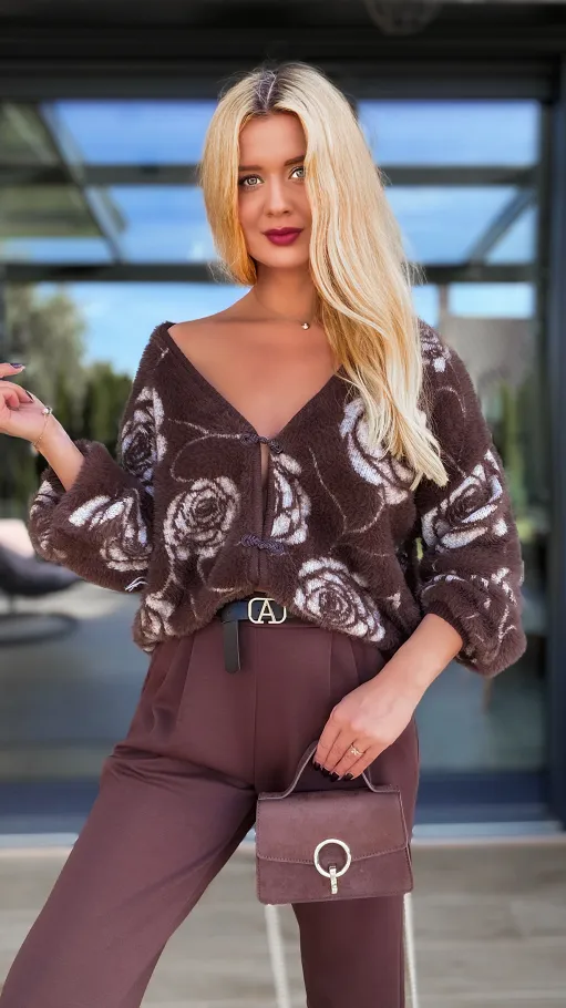 Czekoladowy sweter FLUFFY w kwiaty zapinany na haftki ONE SIZE - R108A
