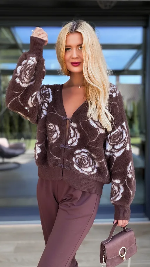 Czekoladowy sweter FLUFFY w kwiaty zapinany na haftki ONE SIZE - R108A