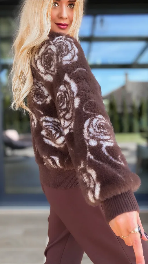 Czekoladowy sweter FLUFFY w kwiaty zapinany na haftki ONE SIZE - R108A