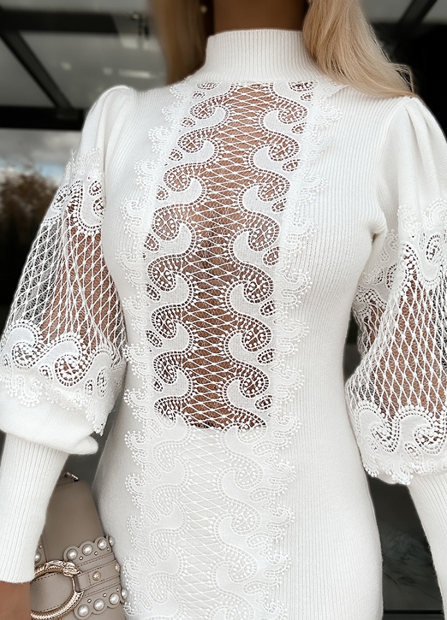Urocza biała sukienka dzianinowa z koronkowym dekoltem i rękawami - M399