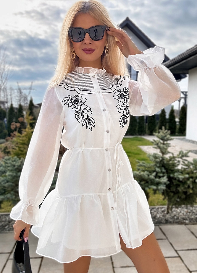Biała ekskluzywna sukienka z czarnym ozdobnym haftem - M930