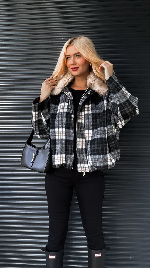 Modowa kurtka flanelowa w czarną kratę z futerkiem ONE SIZE - R248