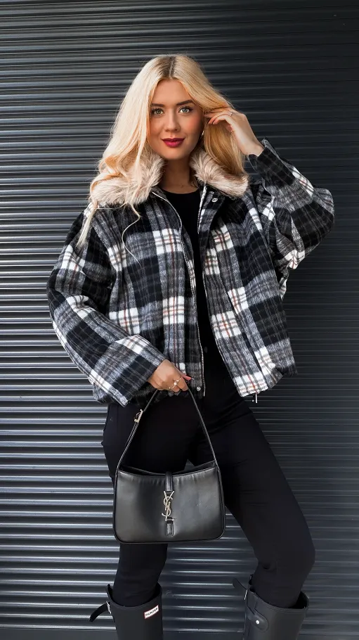 Modowa kurtka flanelowa w czarną kratę z futerkiem ONE SIZE - R248