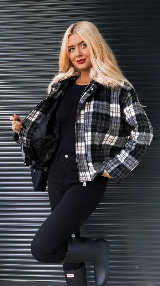 Modowa kurtka flanelowa w czarną kratę z futerkiem ONE SIZE - R248