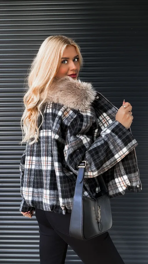 Modowa kurtka flanelowa w czarną kratę z futerkiem ONE SIZE - R248