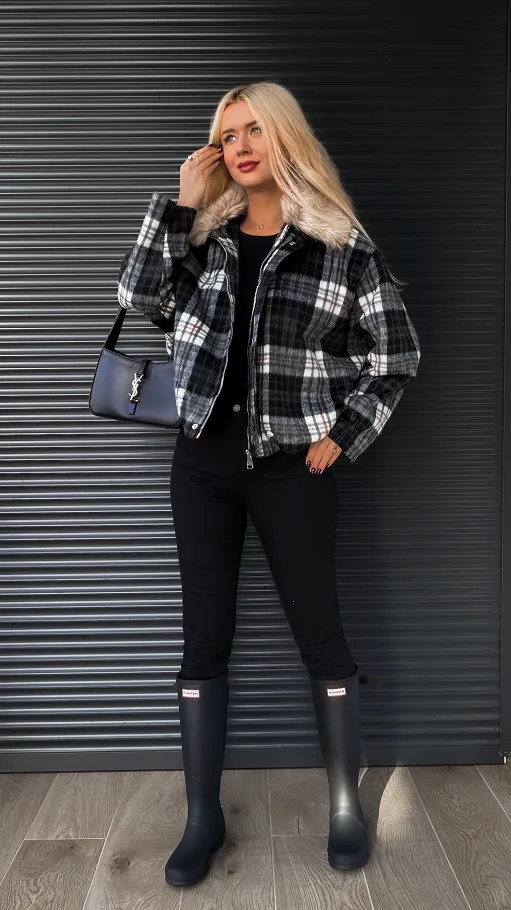 Modowa kurtka flanelowa w czarną kratę z futerkiem ONE SIZE - R248