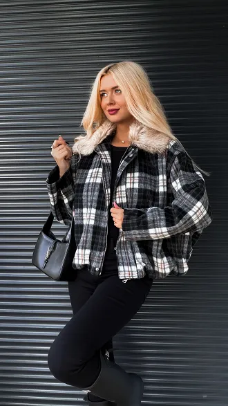 Modowa kurtka flanelowa w czarną kratę z futerkiem ONE SIZE - R248
