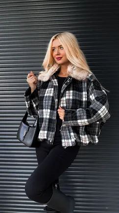 Modowa kurtka flanelowa w czarną kratę z futerkiem ONE SIZE - R248