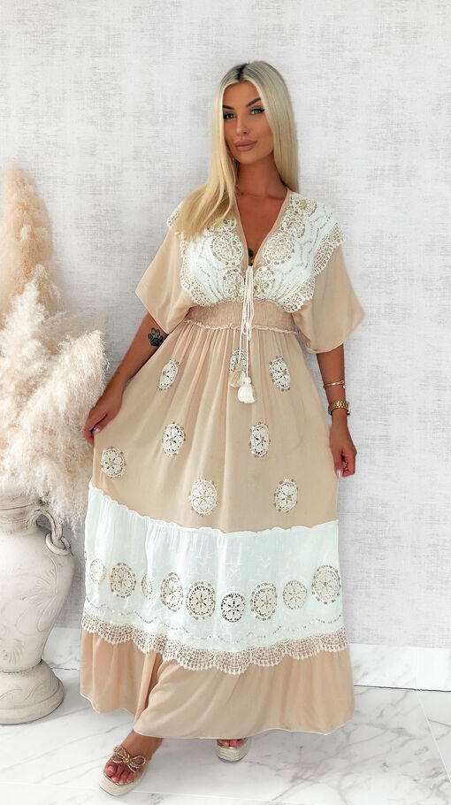 Beżowa maxi boho sukienka ze złotymi ozdobami - S193A