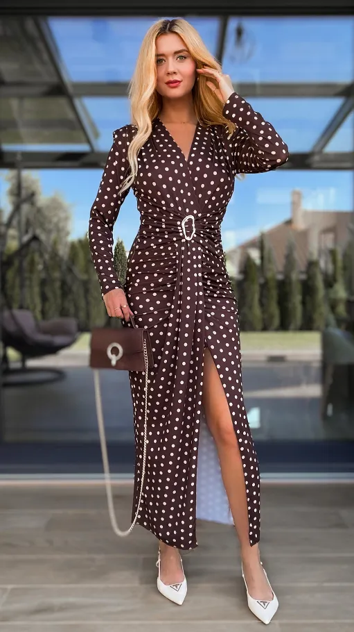 Elegancka długa sukienka w grochy z modnym rozcięciem BRĄZ - R126