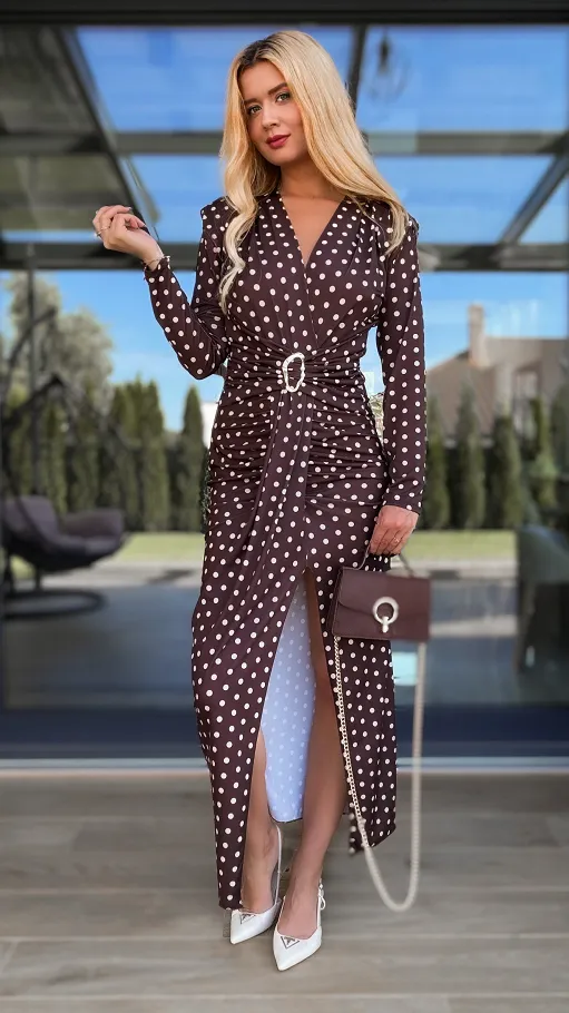 Elegancka długa sukienka w grochy z modnym rozcięciem BRĄZ - R126