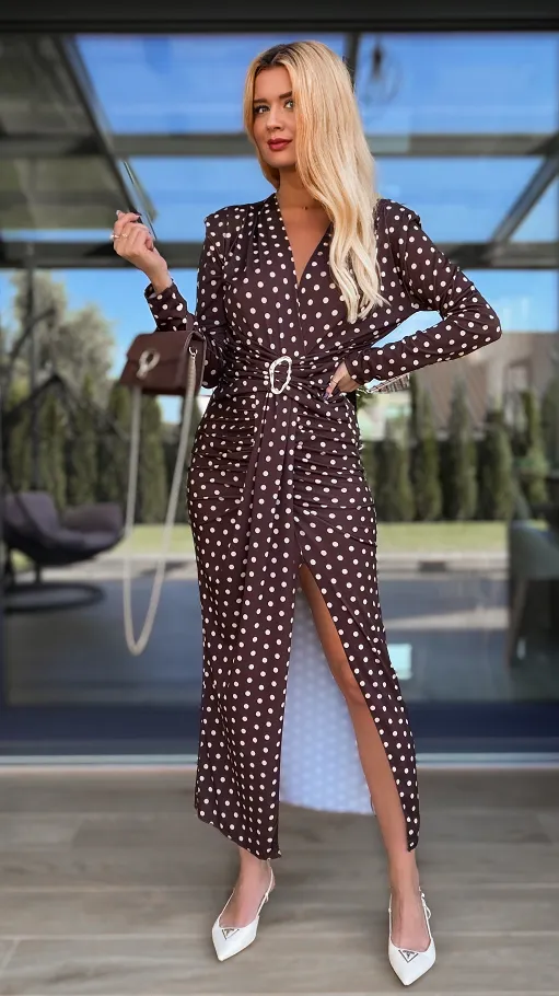 Elegancka długa sukienka w grochy z modnym rozcięciem BRĄZ - R126