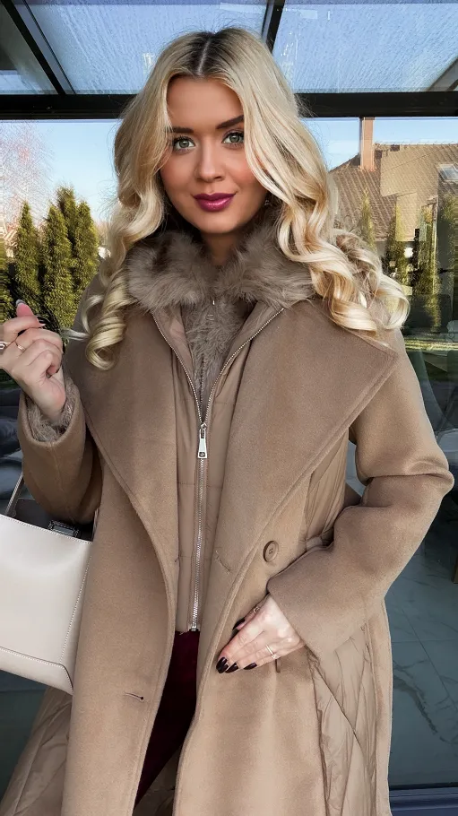 Beżowy płaszcz z pikowanymi wstawkami i podwójnym zapięciem - R205A