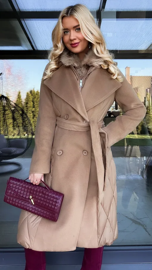 Beżowy płaszcz z pikowanymi wstawkami i podwójnym zapięciem - R205A