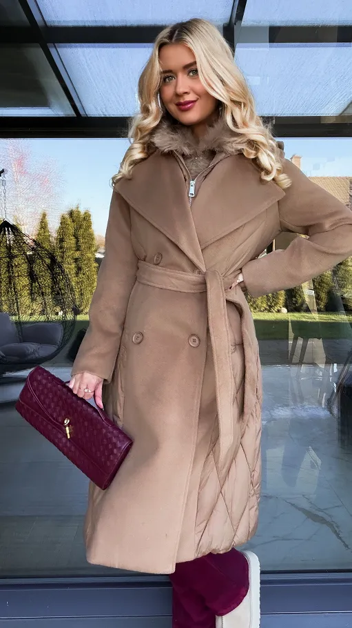 Beżowy płaszcz z pikowanymi wstawkami i podwójnym zapięciem - R205A