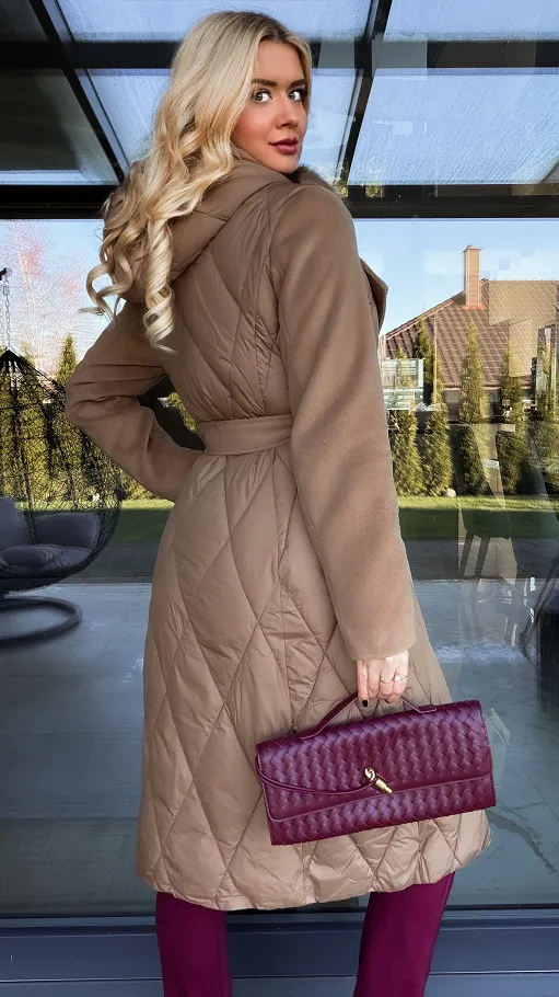 Beżowy płaszcz z pikowanymi wstawkami i podwójnym zapięciem - R205A