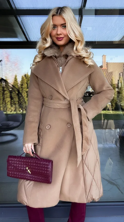 Beżowy płaszcz z pikowanymi wstawkami i podwójnym zapięciem - R205A