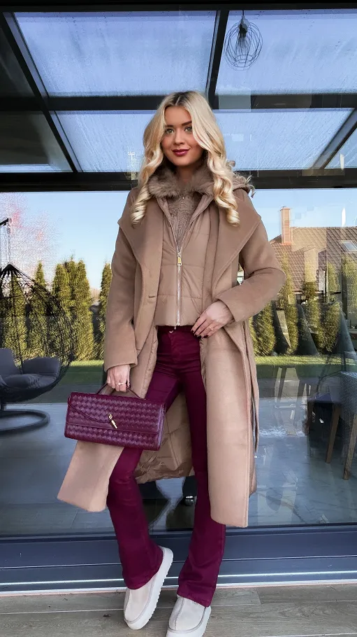 Beżowy płaszcz z pikowanymi wstawkami i podwójnym zapięciem - R205A