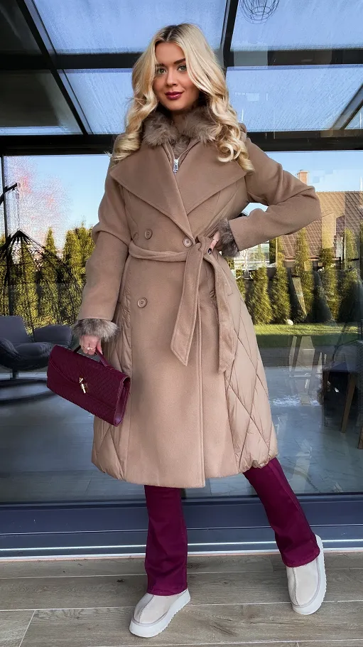 Beżowy płaszcz z pikowanymi wstawkami i podwójnym zapięciem - R205A