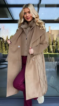 Beżowy płaszcz z pikowanymi wstawkami i podwójnym zapięciem - R205A