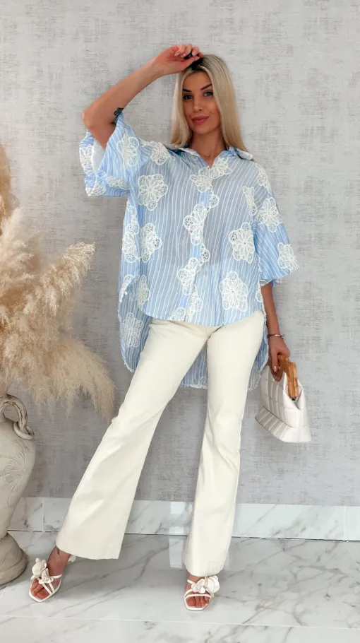 Elegancka asymetryczna koszula w haftowane kwiaty ONE SIZE blue - R863