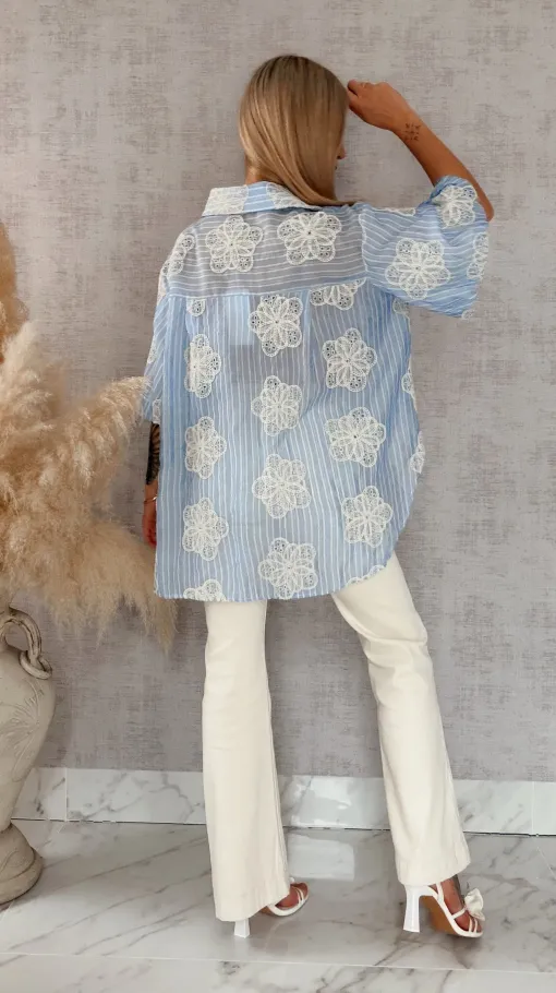 Elegancka asymetryczna koszula w haftowane kwiaty ONE SIZE blue - R863