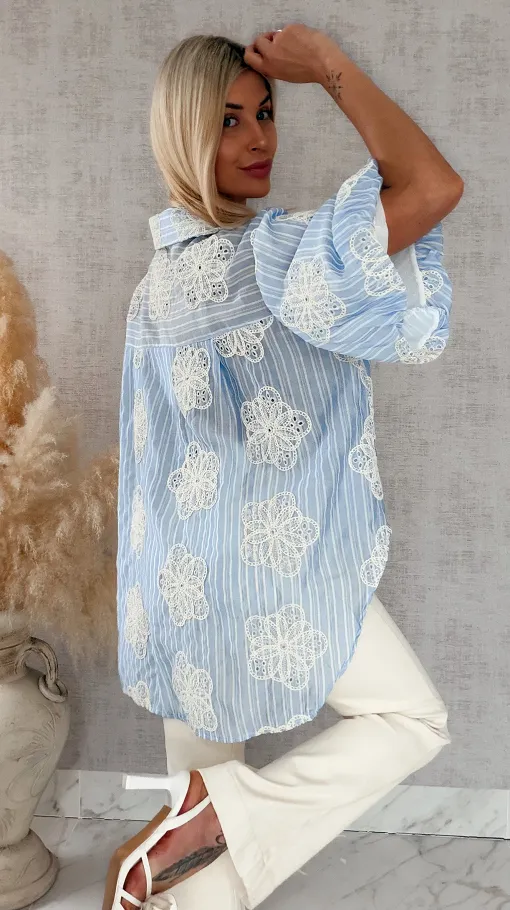 Elegancka asymetryczna koszula w haftowane kwiaty ONE SIZE blue - R863