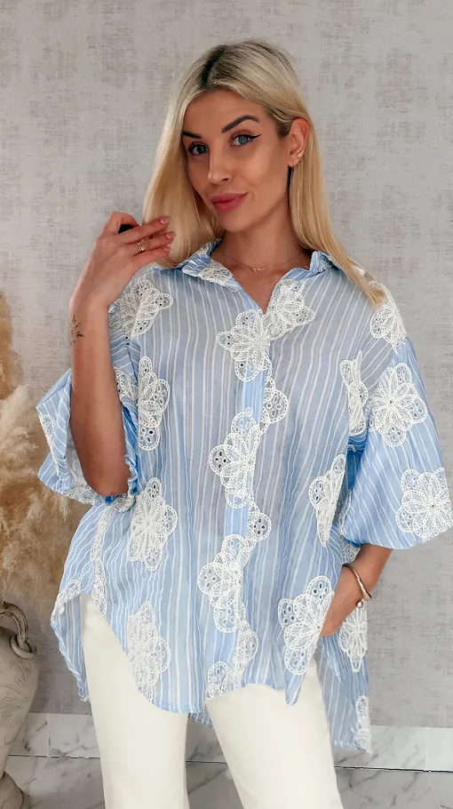 Elegancka asymetryczna koszula w haftowane kwiaty ONE SIZE blue - R863