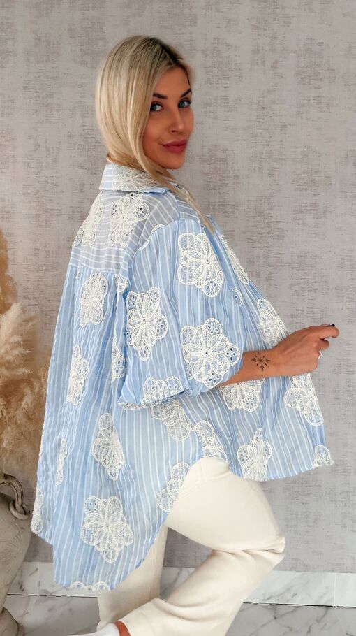 Elegancka asymetryczna koszula w haftowane kwiaty ONE SIZE blue - R863