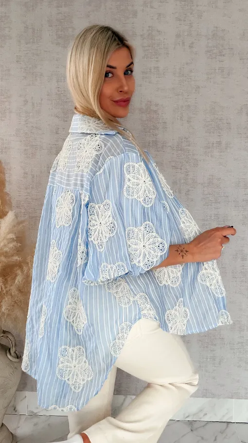 Elegancka asymetryczna koszula w haftowane kwiaty ONE SIZE blue - R863