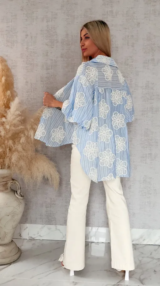 Elegancka asymetryczna koszula w haftowane kwiaty ONE SIZE blue - R863