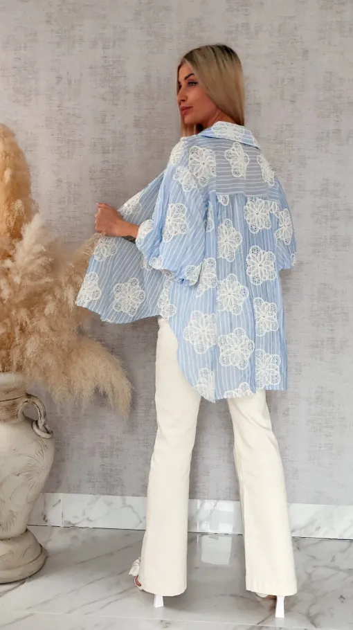 Elegancka asymetryczna koszula w haftowane kwiaty ONE SIZE blue - R863
