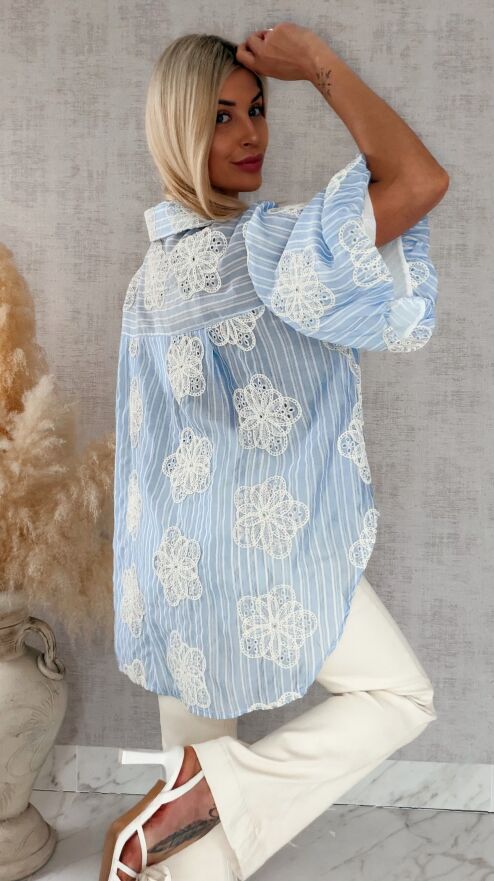 Elegancka asymetryczna koszula w haftowane kwiaty ONE SIZE blue - R863
