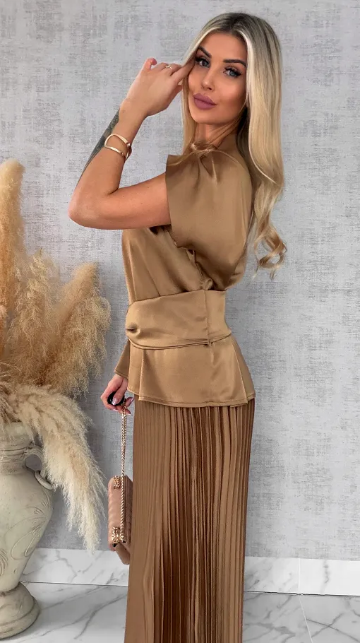 Elegancki satynowy komplet bluzka + maxi spódnica plisowana ONE SIZE toffi - R667A
