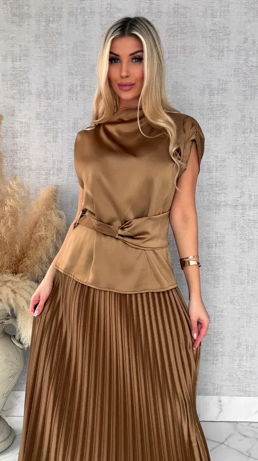 Elegancki satynowy komplet bluzka + maxi spódnica plisowana ONE SIZE toffi - R667A