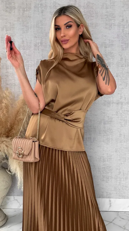 Elegancki satynowy komplet bluzka + maxi spódnica plisowana ONE SIZE toffi - R667A