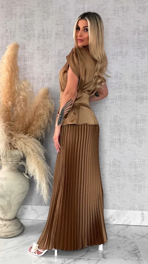 Elegancki satynowy komplet bluzka + maxi spódnica plisowana ONE SIZE toffi - R667A