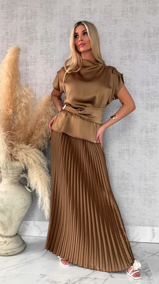 Elegancki satynowy komplet bluzka + maxi spódnica plisowana ONE SIZE toffi - R667A