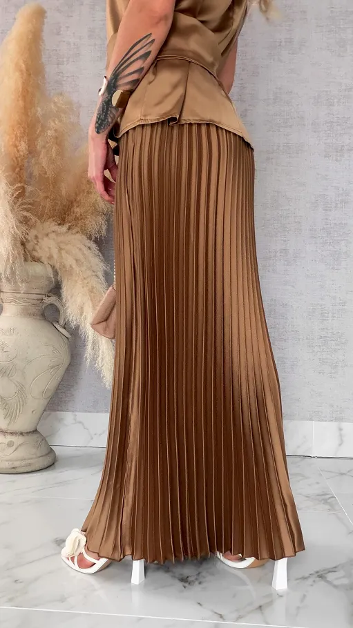 Elegancki satynowy komplet bluzka + maxi spódnica plisowana ONE SIZE toffi - R667A