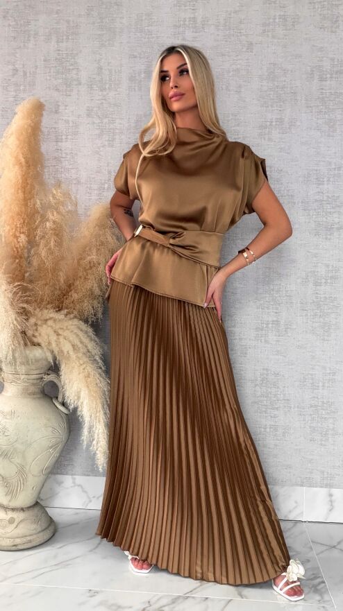 Elegancki satynowy komplet bluzka + maxi spódnica plisowana ONE SIZE toffi - R667A