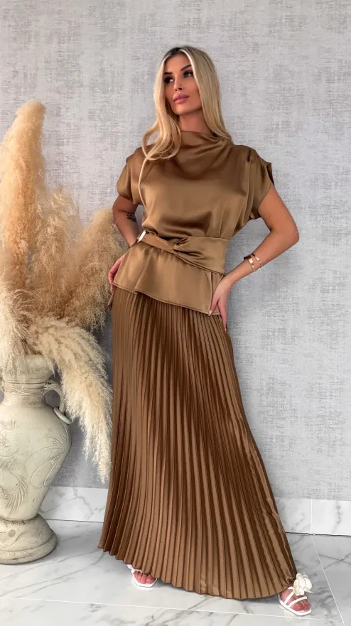 Elegancki satynowy komplet bluzka + maxi spódnica plisowana ONE SIZE toffi - R667A