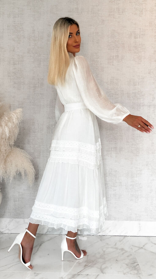 Elegancka długa sukienka zdobiona koronką BIAŁA - R599A