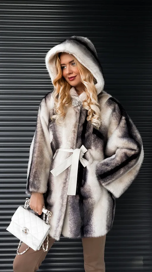 Ekskluzywne futerko w czarne pasy z kapturem ONE SIZE - R309