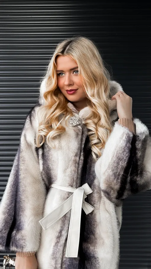 Ekskluzywne futerko w czarne pasy z kapturem ONE SIZE - R309