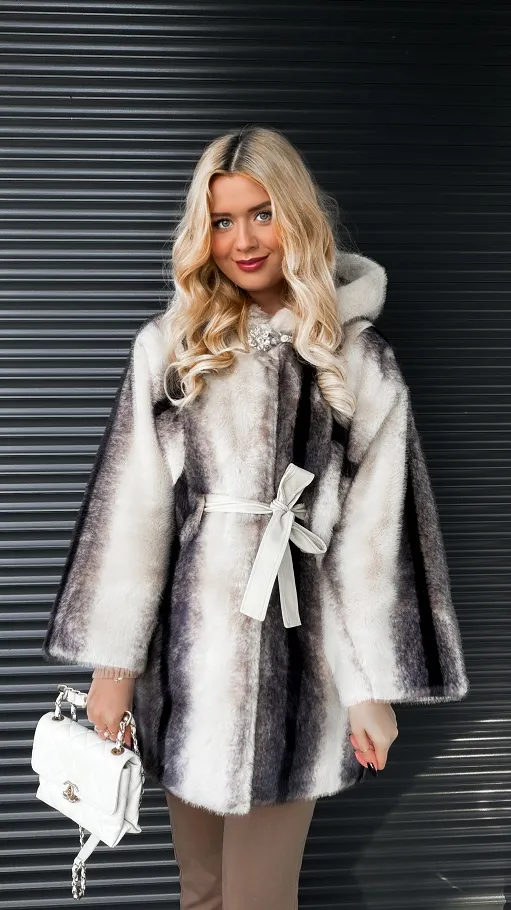 Ekskluzywne futerko w czarne pasy z kapturem ONE SIZE - R309