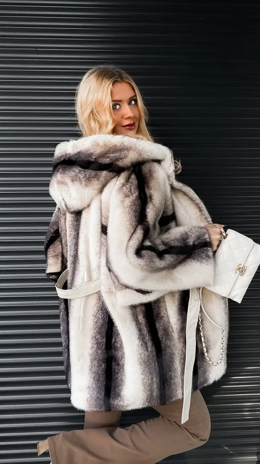 Ekskluzywne futerko w czarne pasy z kapturem ONE SIZE - R309